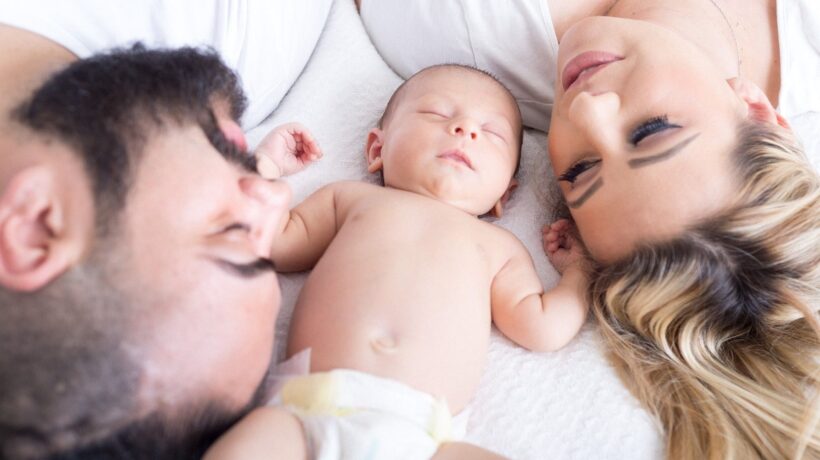 Due mamme e due papà non esistono: la legge vigente va rispettata