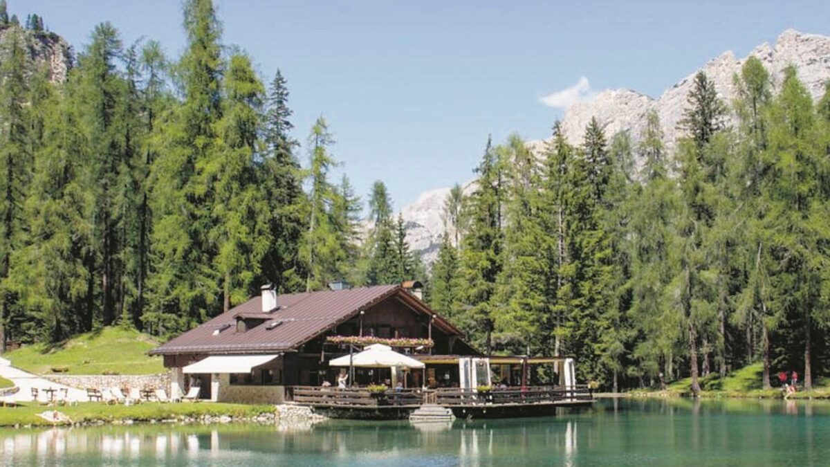 L’allegra estate calda dei Benetton: feste e yacht in mezzo al disastro