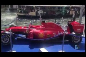 La Ferrari galleggia sulle acque di Venezia