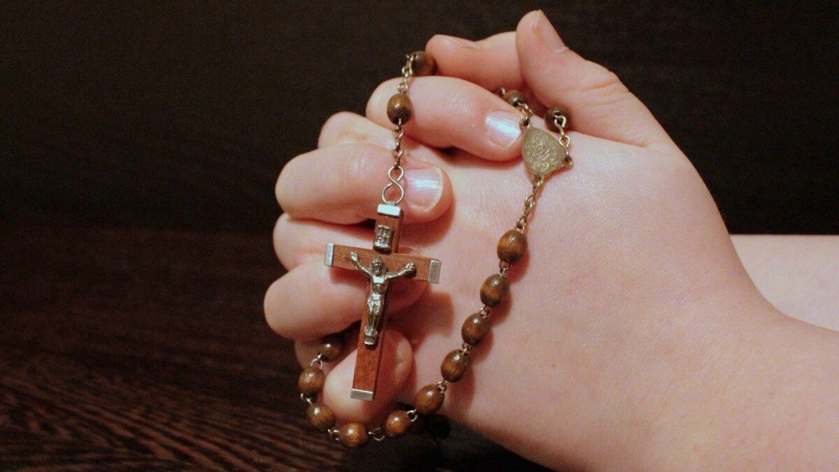 Contro la religione a tinte pastello rispolveriamo santini e rosario