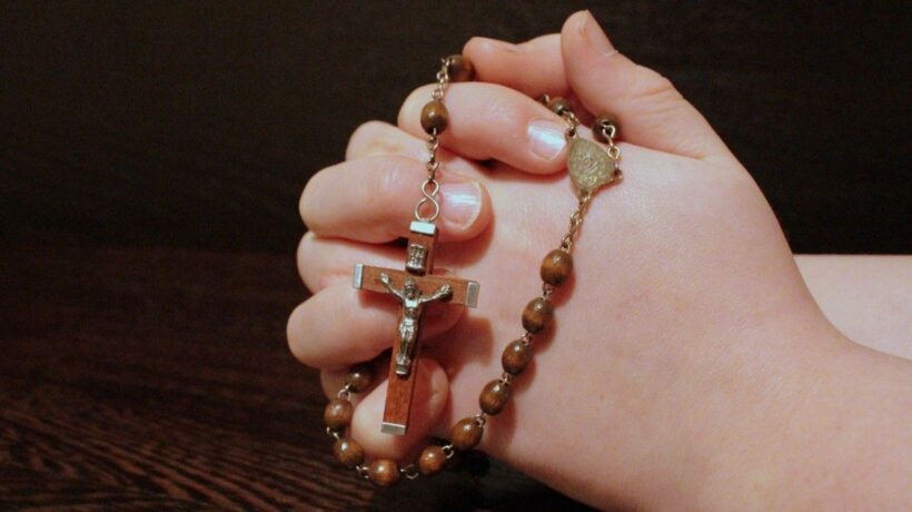 Contro la religione a tinte pastello rispolveriamo santini e rosario