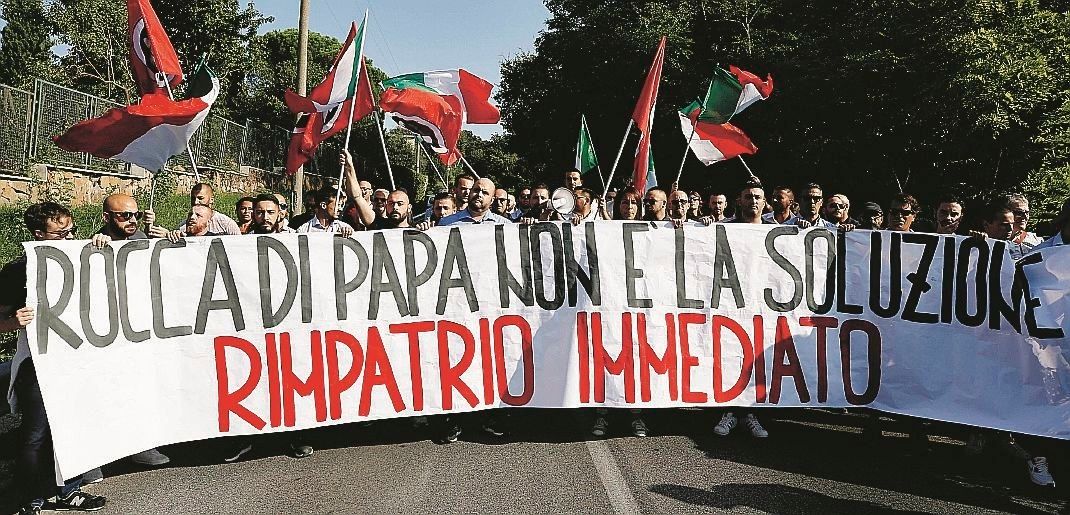 I migranti fuggitivi portati al confine dalla Ong «taxista»