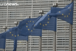 A Bruxelles temono che i populisti ormai siano popolari. Perciò sbroccano