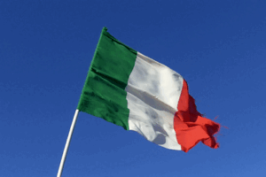 Bandiere a brandelli e irriconoscibili simbolo di un Paese che non ha identità