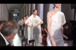 Max Mara rivisita i capi storici della maison per vestire una donna che seduce ma non si svela