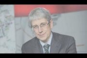 Tutti coloro che dicono «la Fornero non si tocca» hanno privilegi. Come Cottarelli: in pensione a 59 anni a 18.000 euro al mese