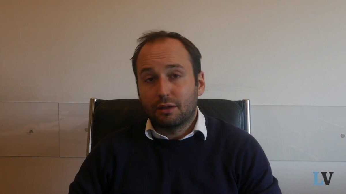Non siamo nel 2011: l’Italia è attaccata dalla Commissione europea, ma non dai governi