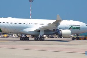 Contro l’Alitalia di stato si schierano Tria e la banca di sistema