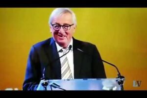 Juncker fa il clown per sfottere la May. Ma è solo un insulto all’Europa