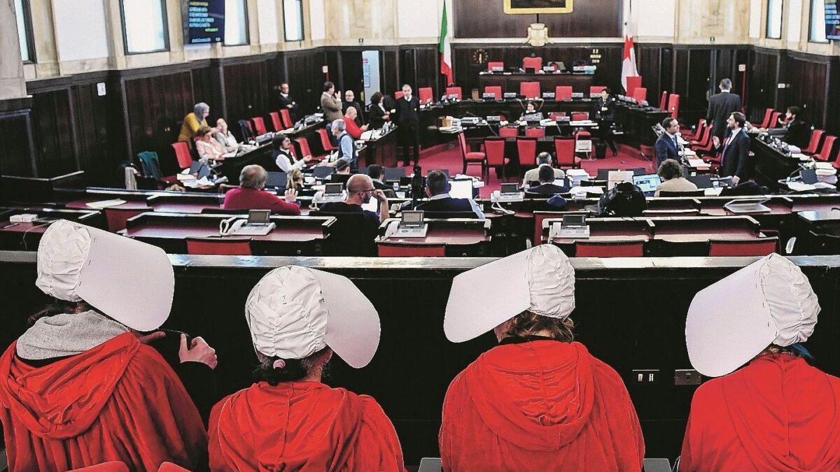 L’ultima battaglia della sinistra: zittire chi porta la vita in politica