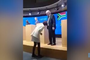 Juncker colpisce ancora mettendo due scarpe di colori diversi. Sempre colpa della sciatalgia?