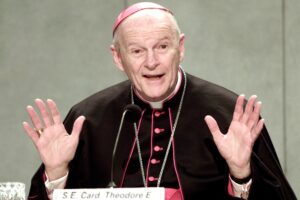 Un altro minorenne accusa McCarrick. Ma il dossier Viganò rimane un tabù