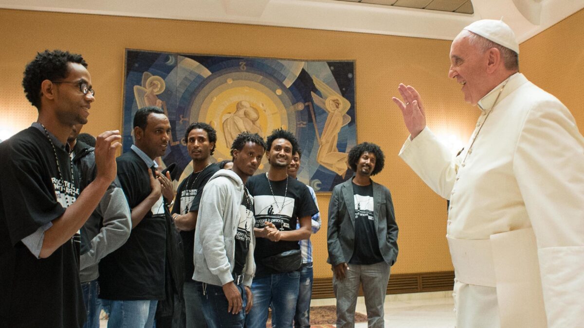 Ormai alla Chiesa interessano solo gli immigrati