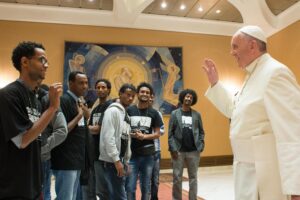 Ormai alla Chiesa interessano solo gli immigrati
