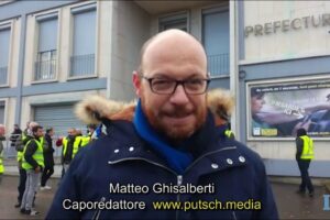 Macron incontra i sindacati e promette altro deficit