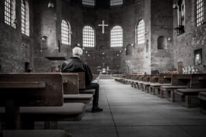 Botte, borseggi e furti di elemosine: in chiesa scatta l’allarme sicurezza