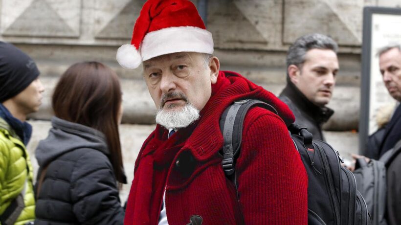 Babbo Renzi si trasforma in babbo Natale e dona i regali di Stato del figlio ad amici e collaboratori