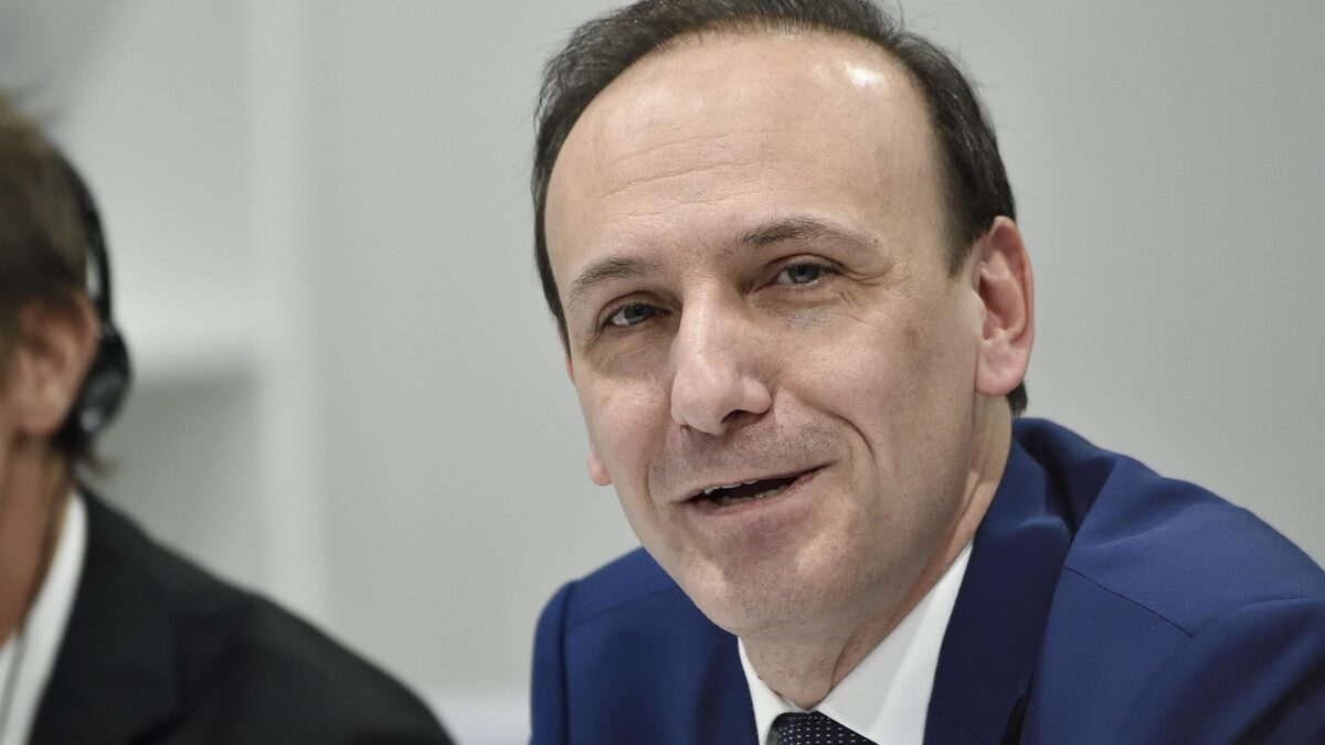 «Macron e la Merkel danzano sul Titanic. Esercito Ue? Inutile»​