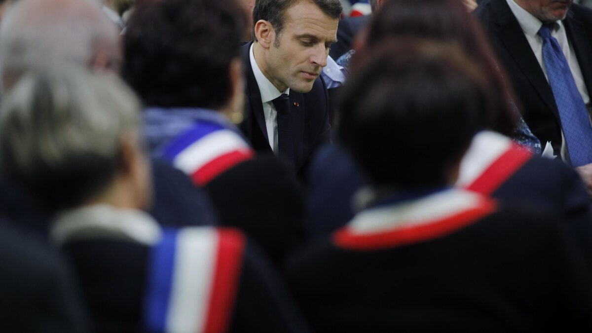 Il corteo a favore di Macron fa flop. E pure l’Eliseo scarica i manifestanti