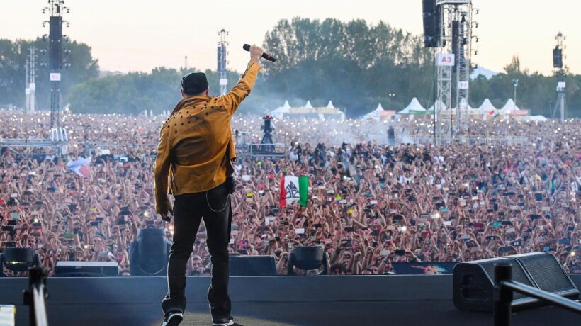 Sicurezza e controlli dei mega concerti in mano ai clandestini: «Sfiorata la strage»
