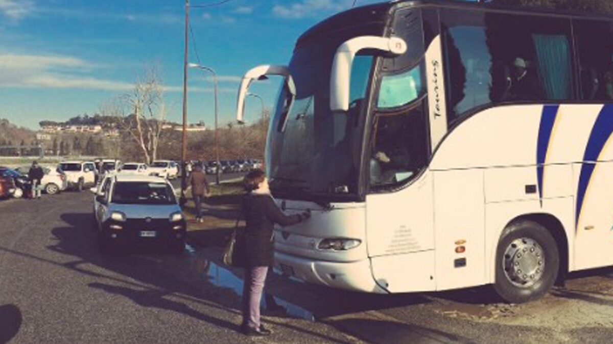 I nuovi deportati viaggiano sui pullman di lusso