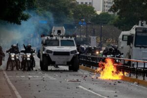 Venezuela nel caos. Guaidò ha il governo, Maduro l’esercito (e non vuole mollare)