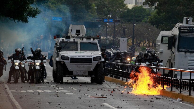Venezuela nel caos. Guaidò ha il governo, Maduro l’esercito (e non vuole mollare)