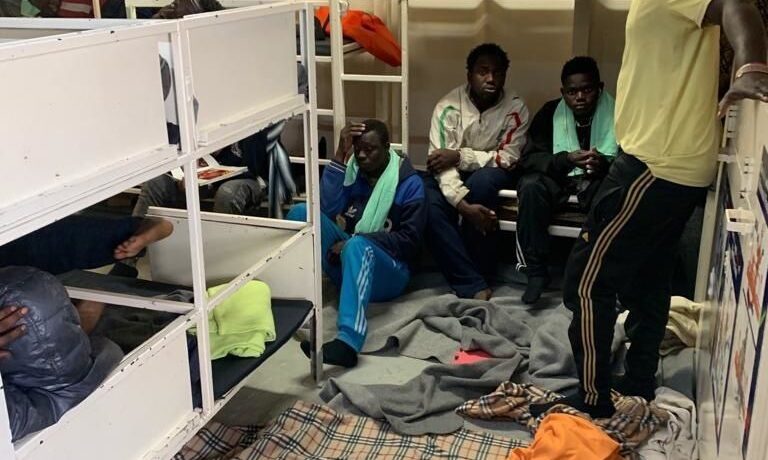 Migranti sequestrati dalla Ong