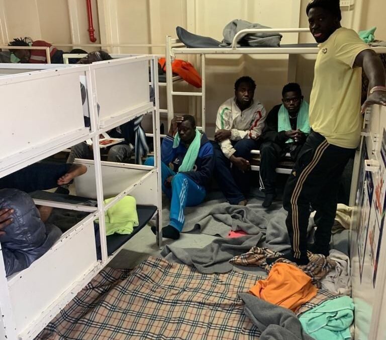 Migranti sequestrati dalla Ong