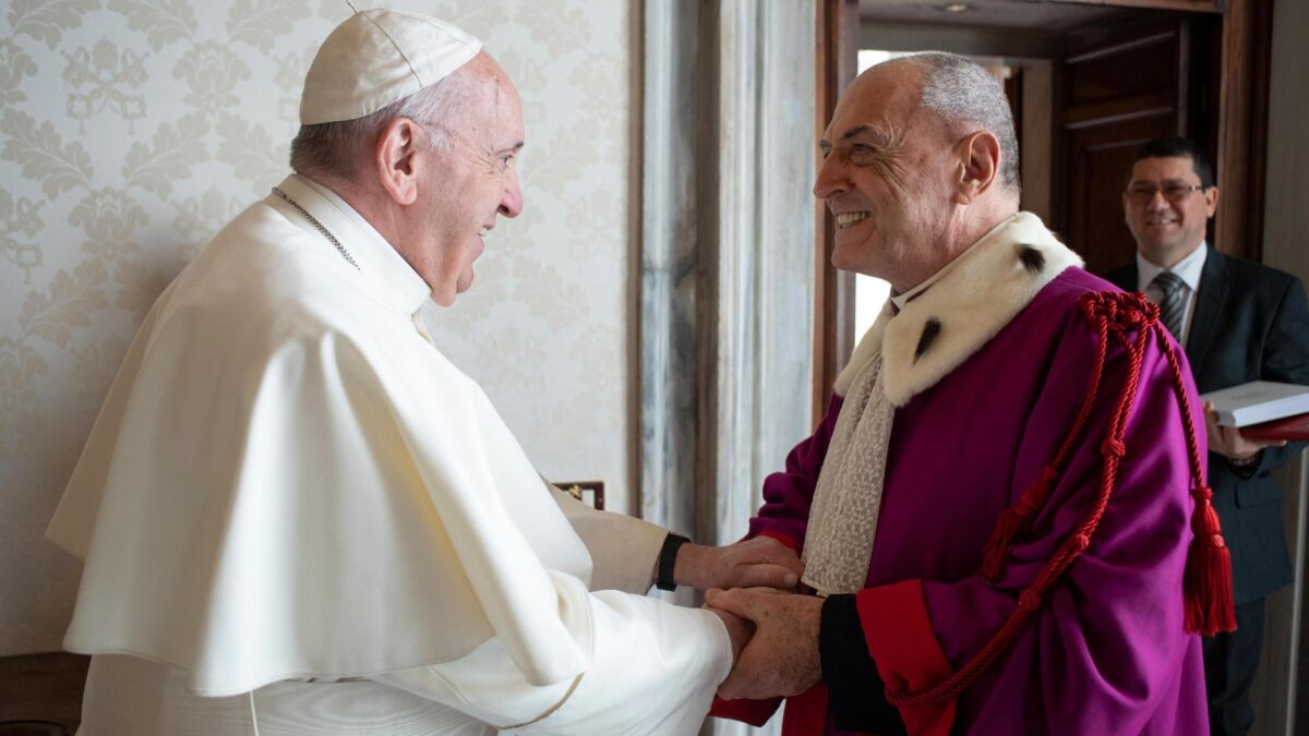Il libro choc sul passato del Papa: «Quando Bergoglio era di destra»