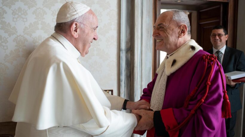 Il libro choc sul passato del Papa: «Quando Bergoglio era di destra»