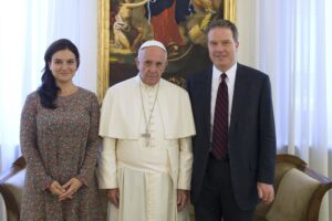 Al mago del Papa non riesce il primo trucco