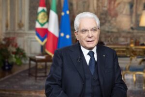 I corazzieri di carta proteggono re Sergio nel regno di Felicizia