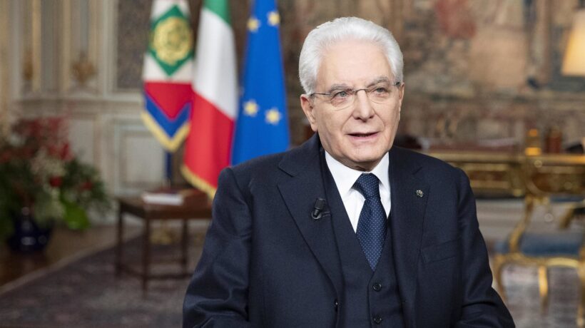 I corazzieri di carta proteggono re Sergio nel regno di Felicizia
