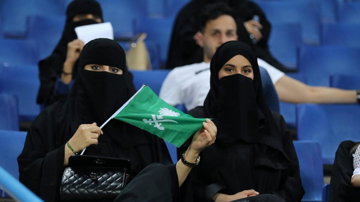 Velo integrale e garante saudita: italiane in trasferta nel Medioevo