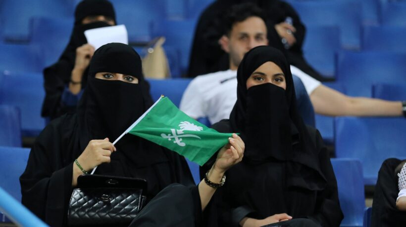 Velo integrale e garante saudita: italiane in trasferta nel Medioevo