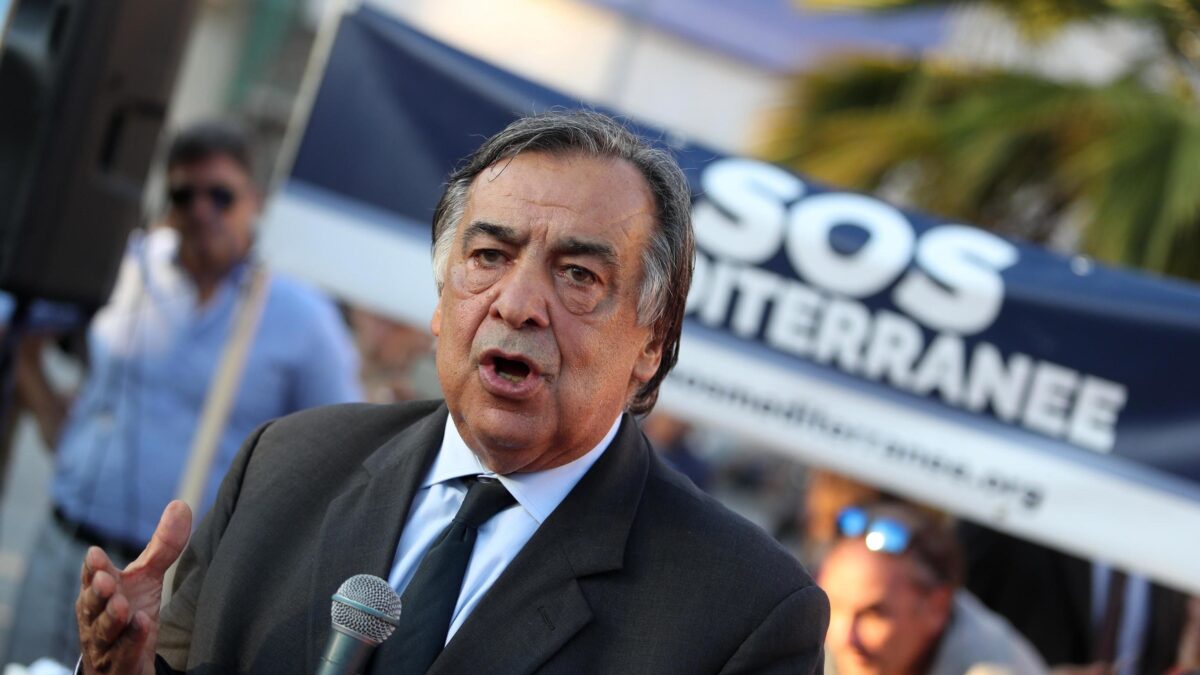 Poliziotti in Anagrafe per far rispettare la legge ai sindaci in rivolta