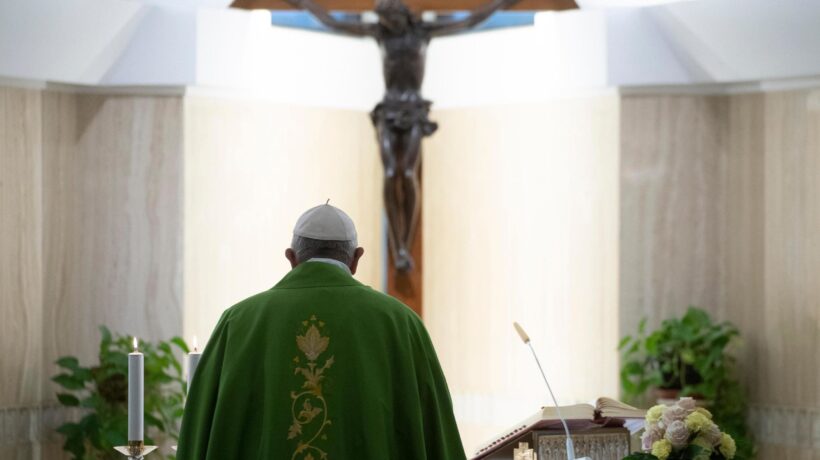 Dio sa che siamo pieni di difetti. È per questo che ci invita in chiesa