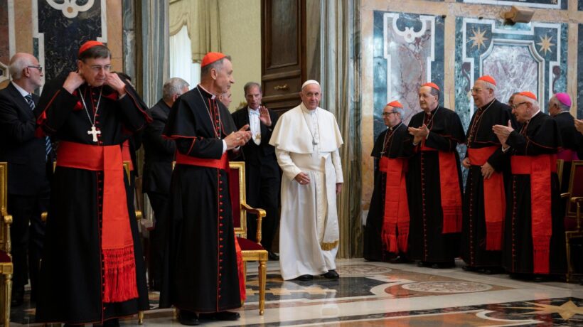 Il Papa: «Troppe lobby scavalcano i popoli»