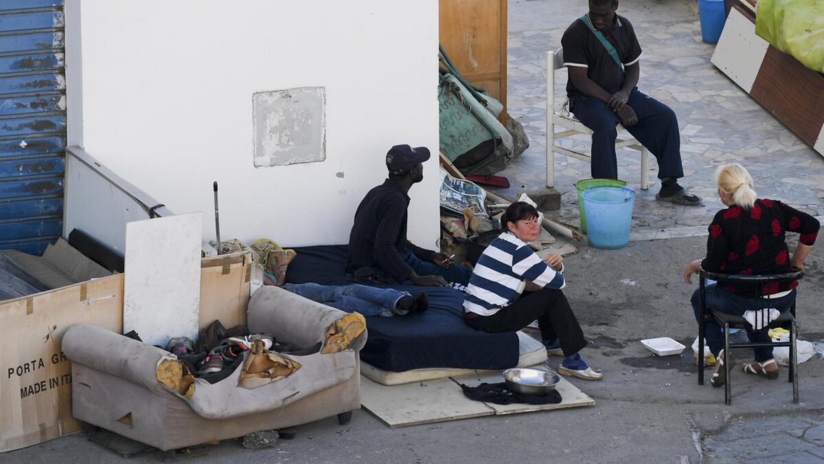 Facile amare i barboni, ma sotto casa degli altri