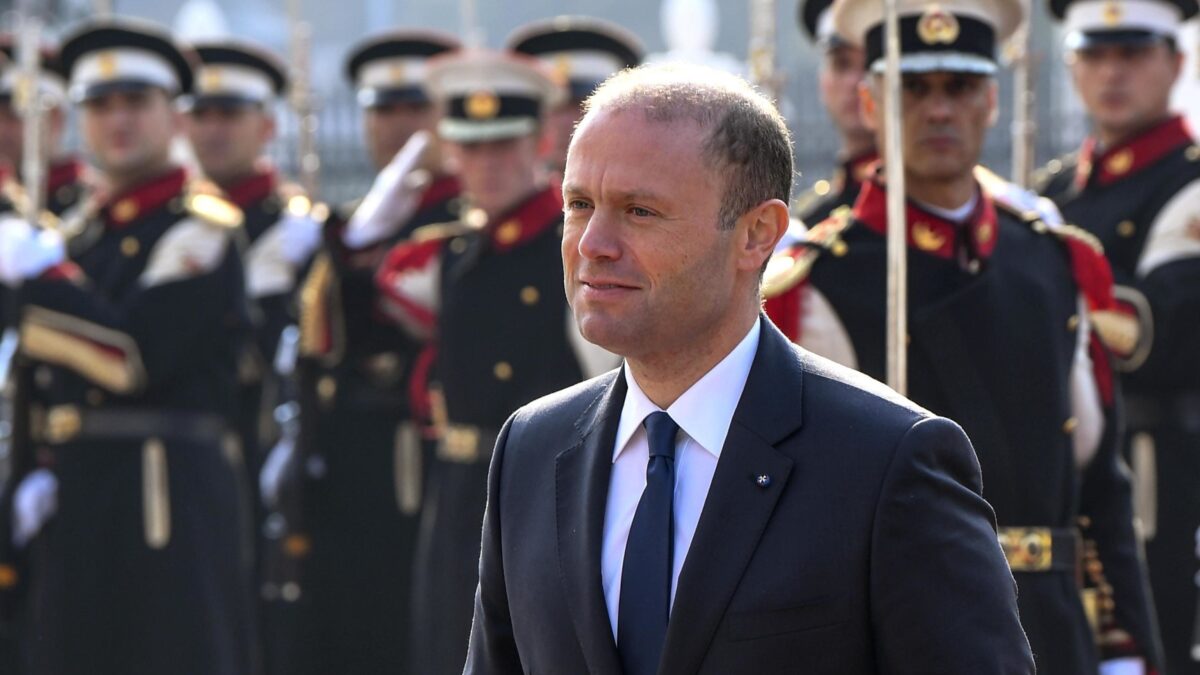 Renzi trasforma in un eroe Muscat. Ma per i suoi criteri è una «bestia»