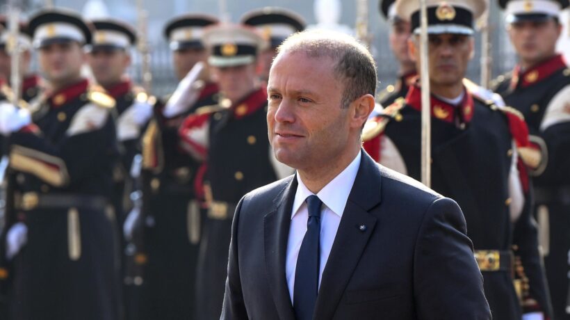 Renzi trasforma in un eroe Muscat. Ma per i suoi criteri è una «bestia»