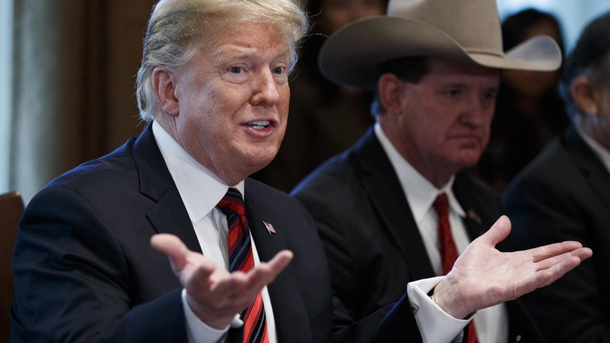 Il taglio del budget Usa blocca dogane e Nasa. Ma Trump tira dritto