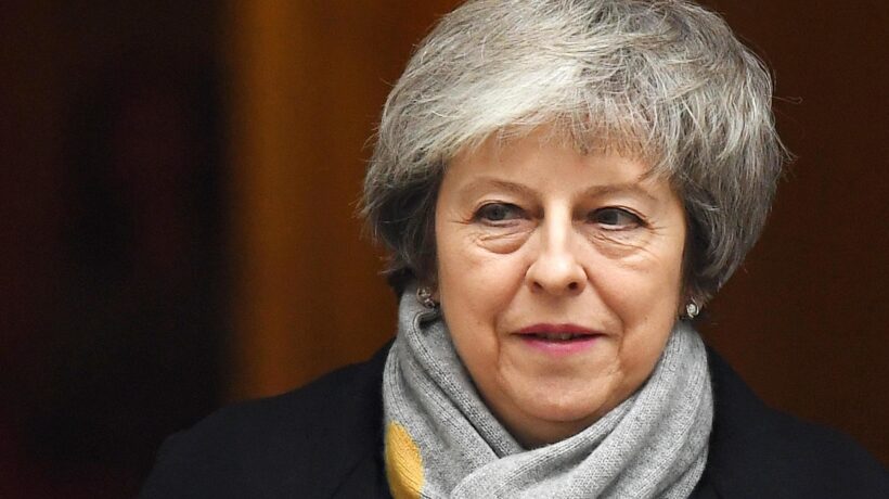 Schiaffi alla May: la sua Brexit seppellita dai no