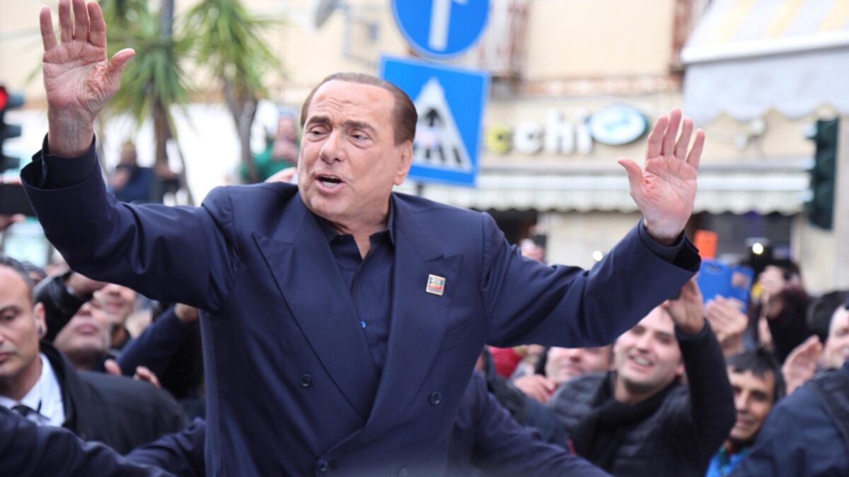 L’ultima acrobazia del Cavaliere: sfidare l’avversario suo alleato