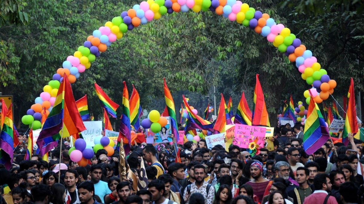 Oggi a scuola si fa lezione di sesso orale e gay pride. E lo scafista diventa buono