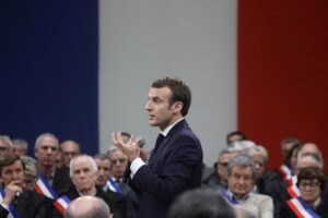 Bimbi in prigione e morti in mare. La vergogna ignorata di Macron