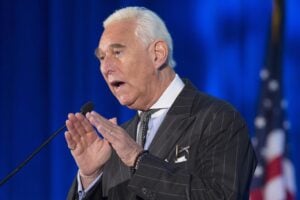 Stone agita le campagne elettorali dai tempi di Reagan. Ma la storia dell’impeachment non sta in piedi