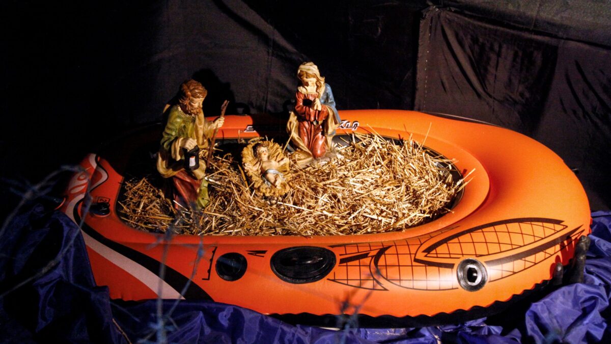 Chi mette i migranti nel presepe fa politica e volta le spalle a Cristo