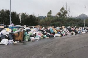 Orlando gioca a fare l’eroe. Intanto Palermo soffoca sommersa di rifiuti e morti